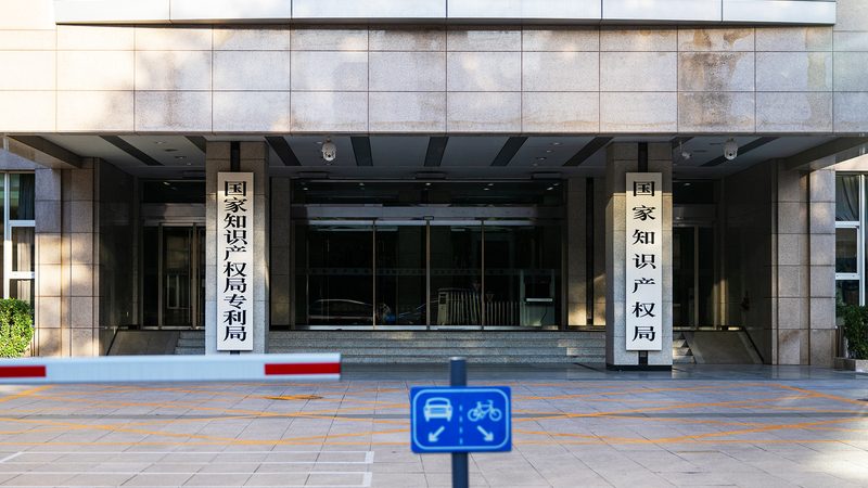 选择代办公司时，应关注以下几点：